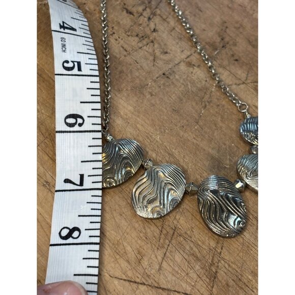 Silver-Tone Oval Pendant Necklace With Textured Design On Chain - Picture 3 of 8